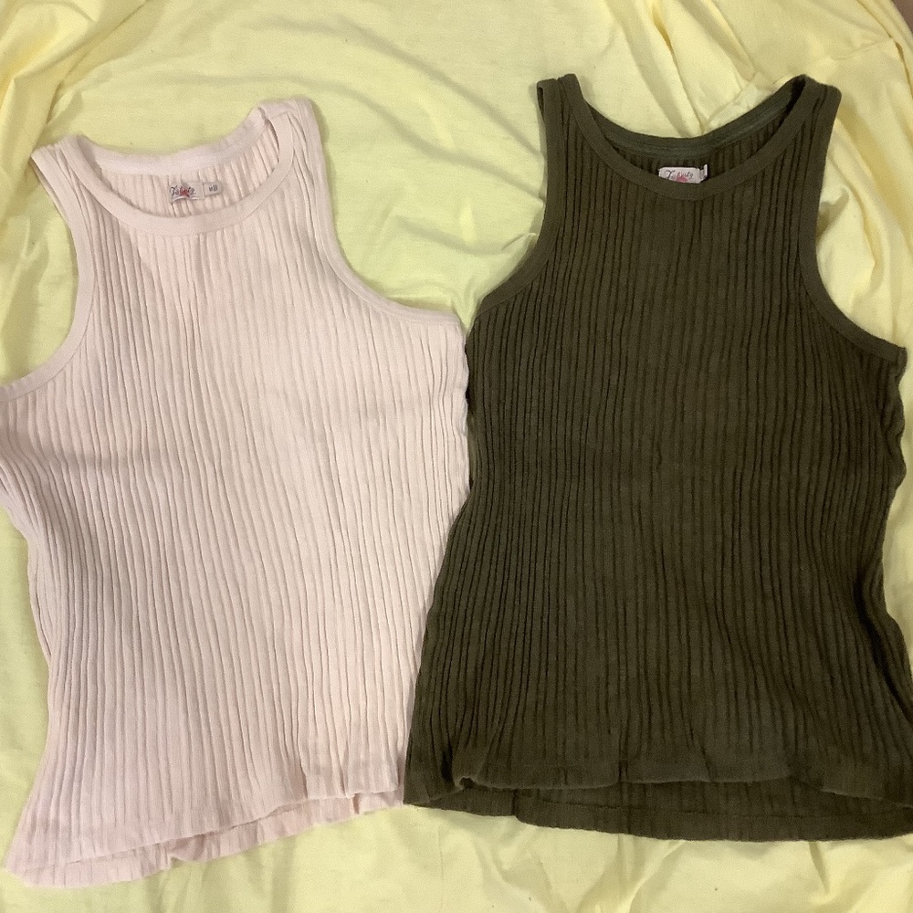 Lot of 2 farety tank tops beige and green size medium
